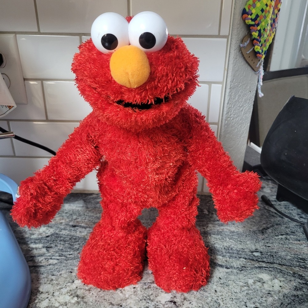 Elmo Live doll,  **RARE**   L 9049